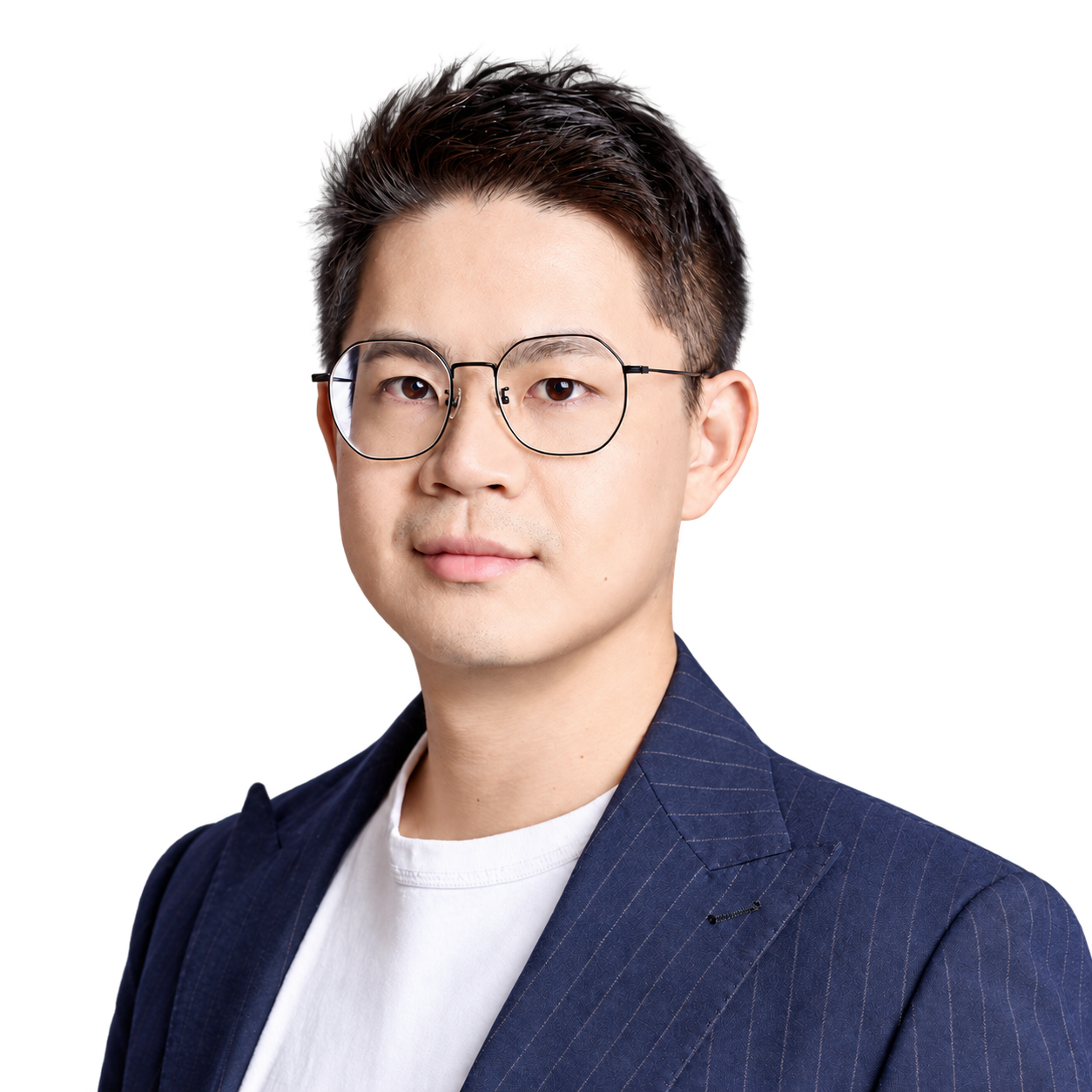 Owen Weng 戴眼鏡、穿深藍西裝的去背大頭照